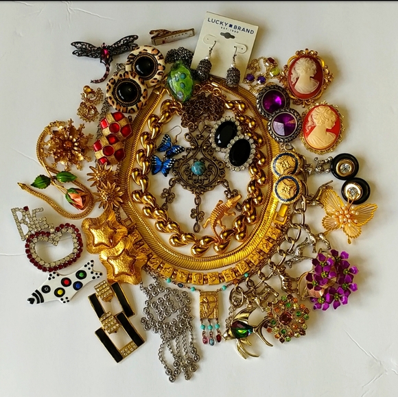 Welcome to my closet 🌿🌹 - Picture 2 of 6